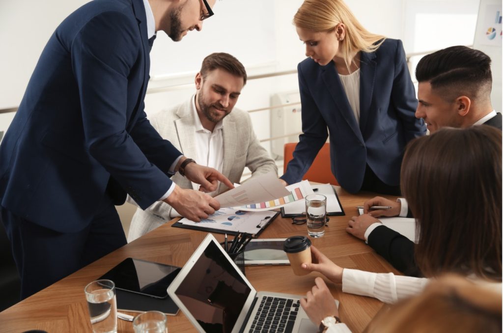 Команда обсуждает элементы беклога на мероприятии по уточнению беклога